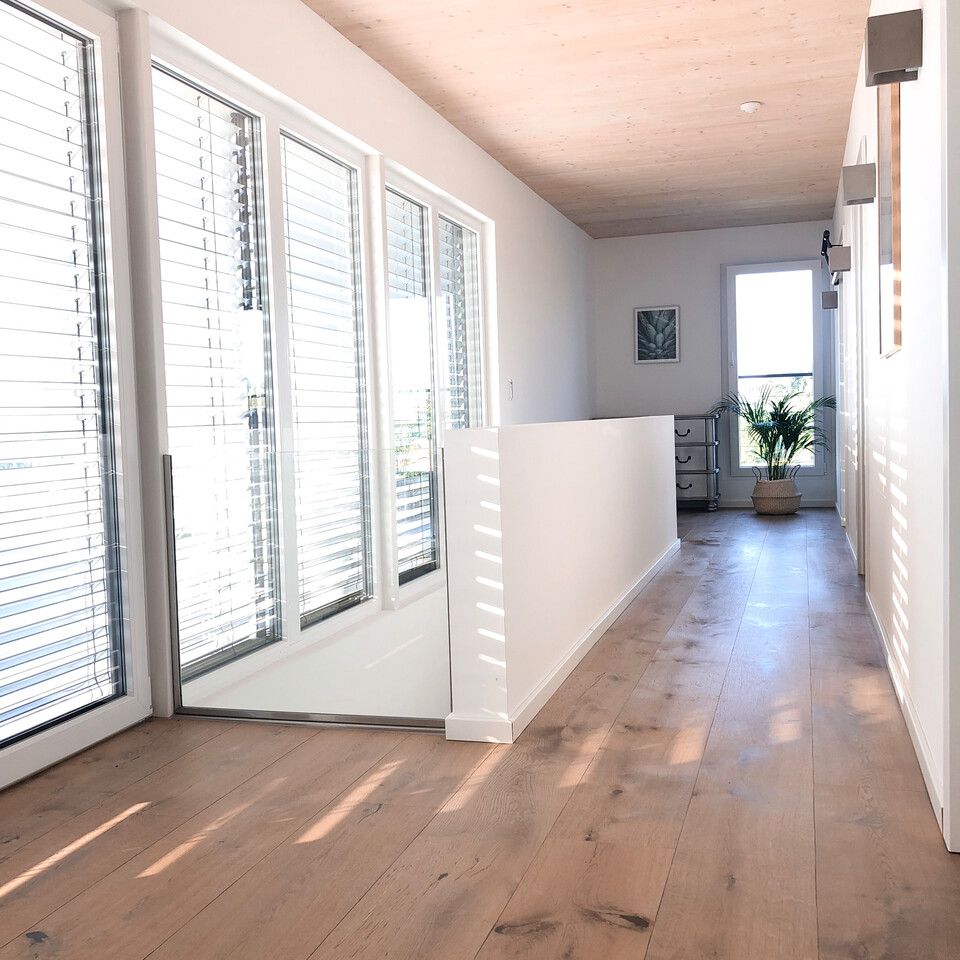 Wärme und Gemütlichkeit von echtem Holz war bei der Bodenauswahl wichtig Lindura-Holzboden Eiche rustikal im Flur des Obergeschoss